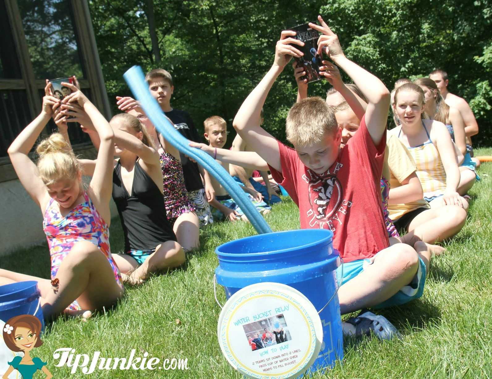 Летние конкурсы. Летние развлечения. Развлечения на свежем воздухе. Водная эстафета для детей в лагере. Эстафеты с водой для детей в лагере.
