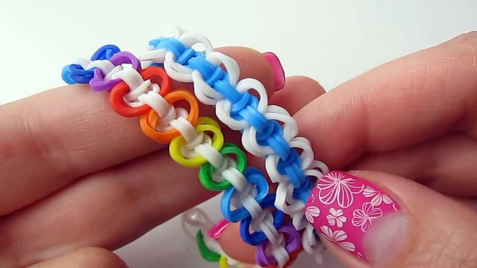 Видео браслетики. Красивые браслеты из резинок. Плетение браслетов из резиночек. Плетение резиночками браслеты. Браслеты из резинок на рогатке.