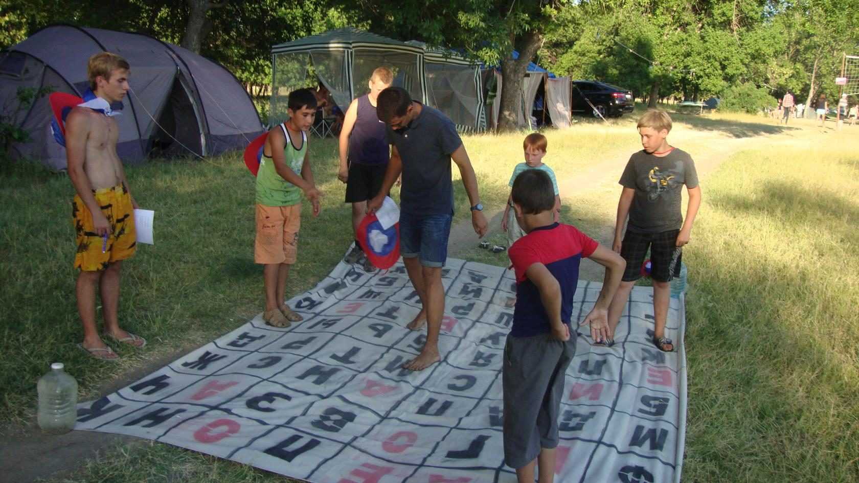 Игры том лагерь. Игровая в летнем лагере. Летний лагерь игра. Конкурсы в лагере. Соревнования для детей в летнем лагере.