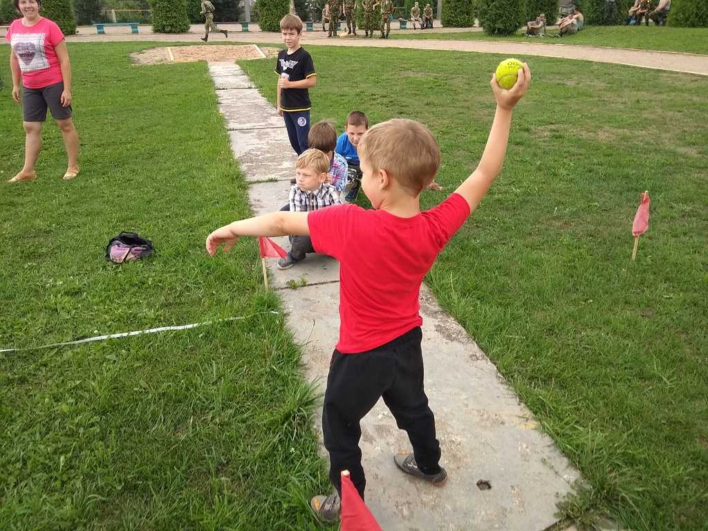 Игры с мячом для детей на улице и в помещении дома: с 6 до 12 лет |