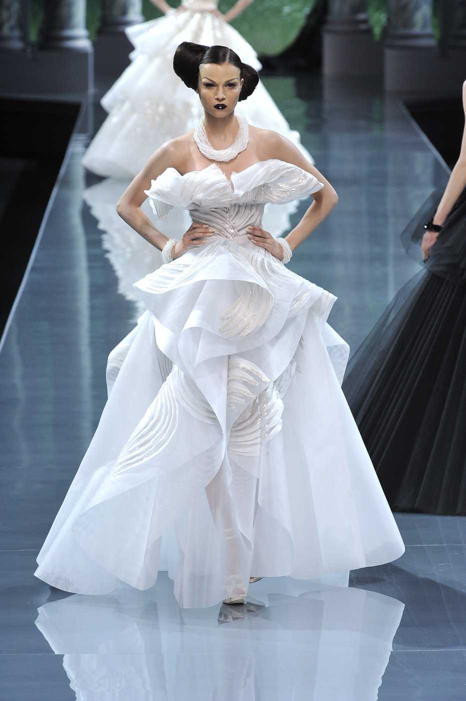 Самые необычные свадебные платья создают дизайнеры и энтузиасты Посмотрите на платье за 12 млн долларов наряд-торт и еще 13 необычных экземпляров