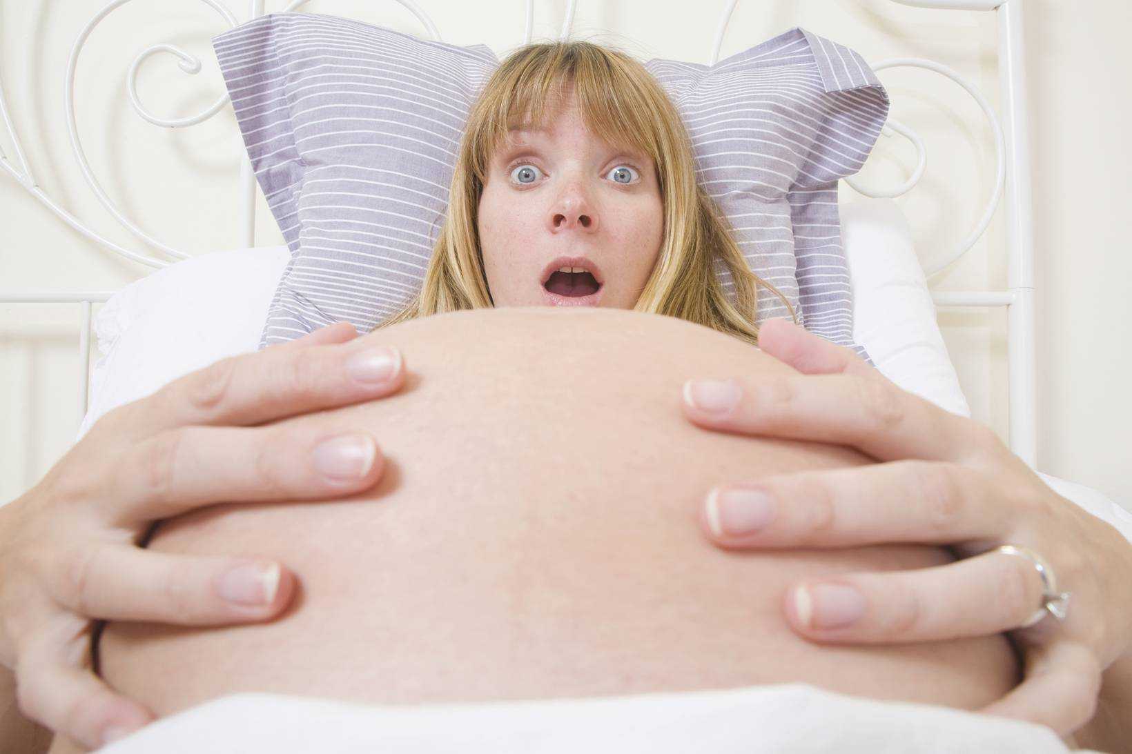 4 роды больнее. Беременна женщены рожают. Страх беременности. Страх беременности и родов. Страхи беременных женщин.